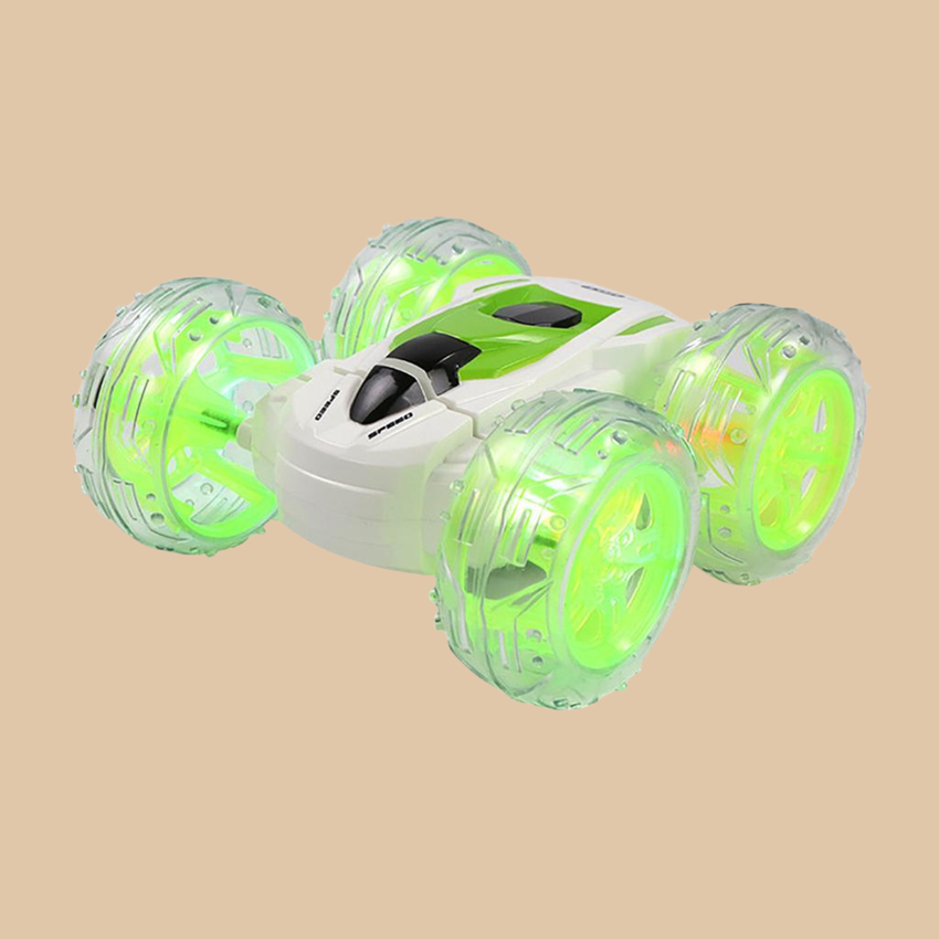 HST EXTREME STUNT RACE CAR, COLOR WHITE AND GREEN