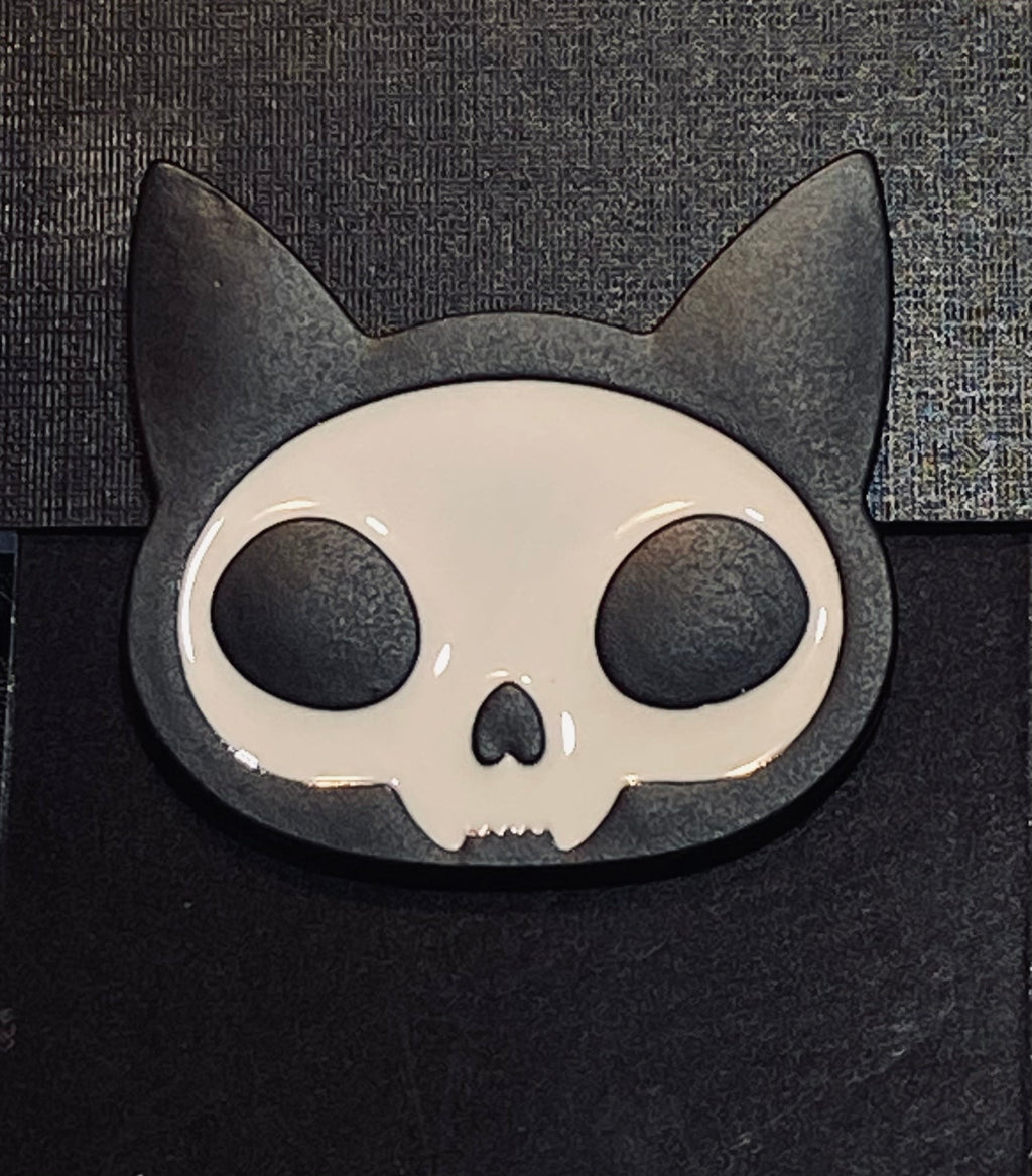 AAA BLACK AND WHITE CAT SKULL PIN
