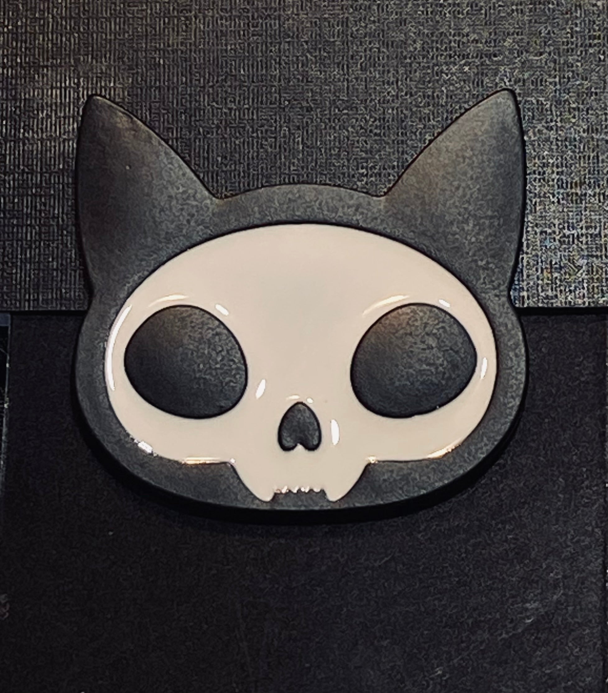 AAA BLACK AND WHITE CAT SKULL PIN